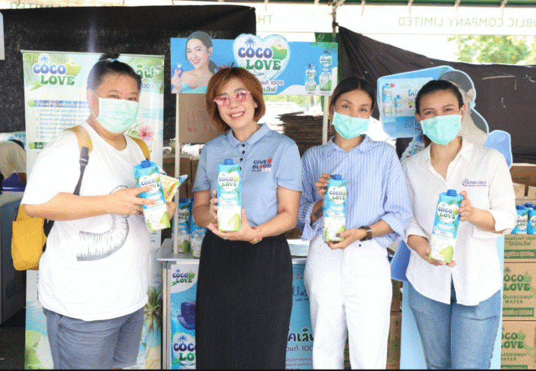 COCO LOVE Joins in Presenting Souvenirs to Blood Donors